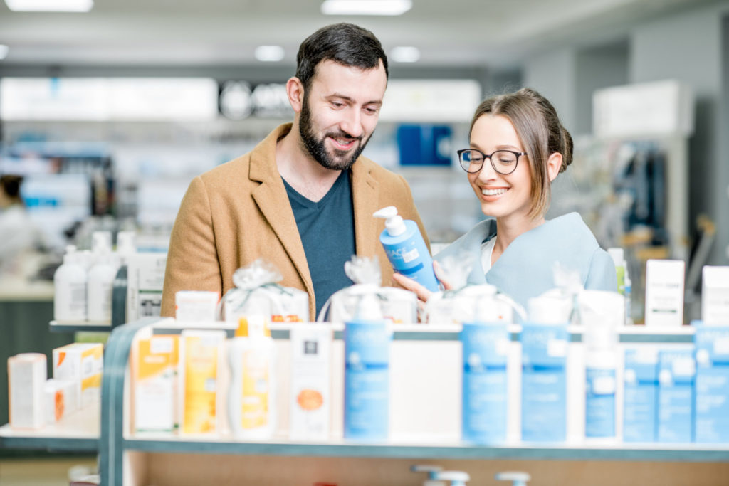 Le pharmacien délivre des conseils d’hygiène de vie quotidienne aux patients.