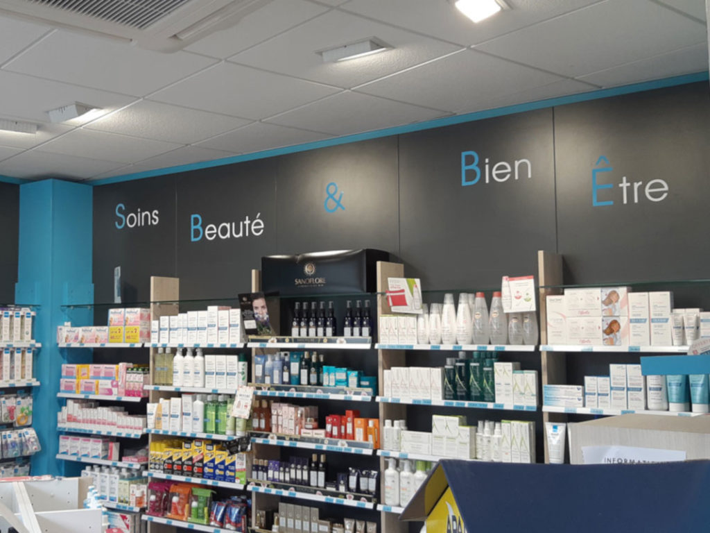 Les hauts de rayon facilitent le repérage en pharmacie.