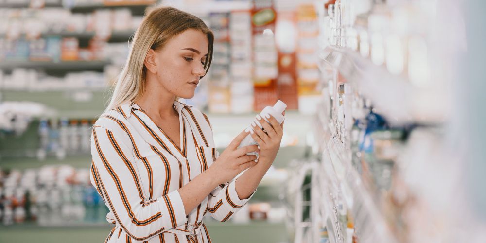 jeune femme qui regarde un produit